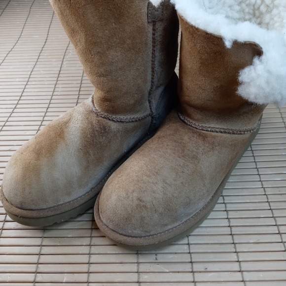 UGG Bailey Button Chestnut Brown Suede Sheepskin Lined Boots Women's 6 1016226. - Picture 2 of 10
